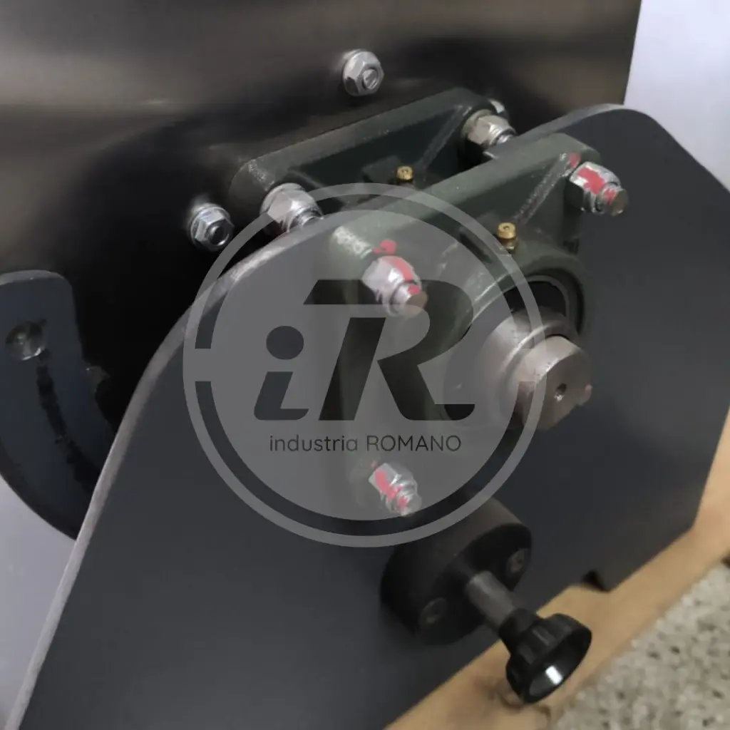Detalle caja ucf mezcladora volcable 18 kg Romano (MEV20R) - iR.webp