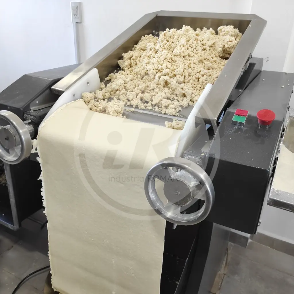 LAM410R - Laminando masa de tapas de empanadas en laminadora romano - iR.webp