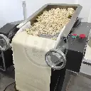 LAM410R - Laminando masa de tapas de empanadas en laminadora romano - iR.webp