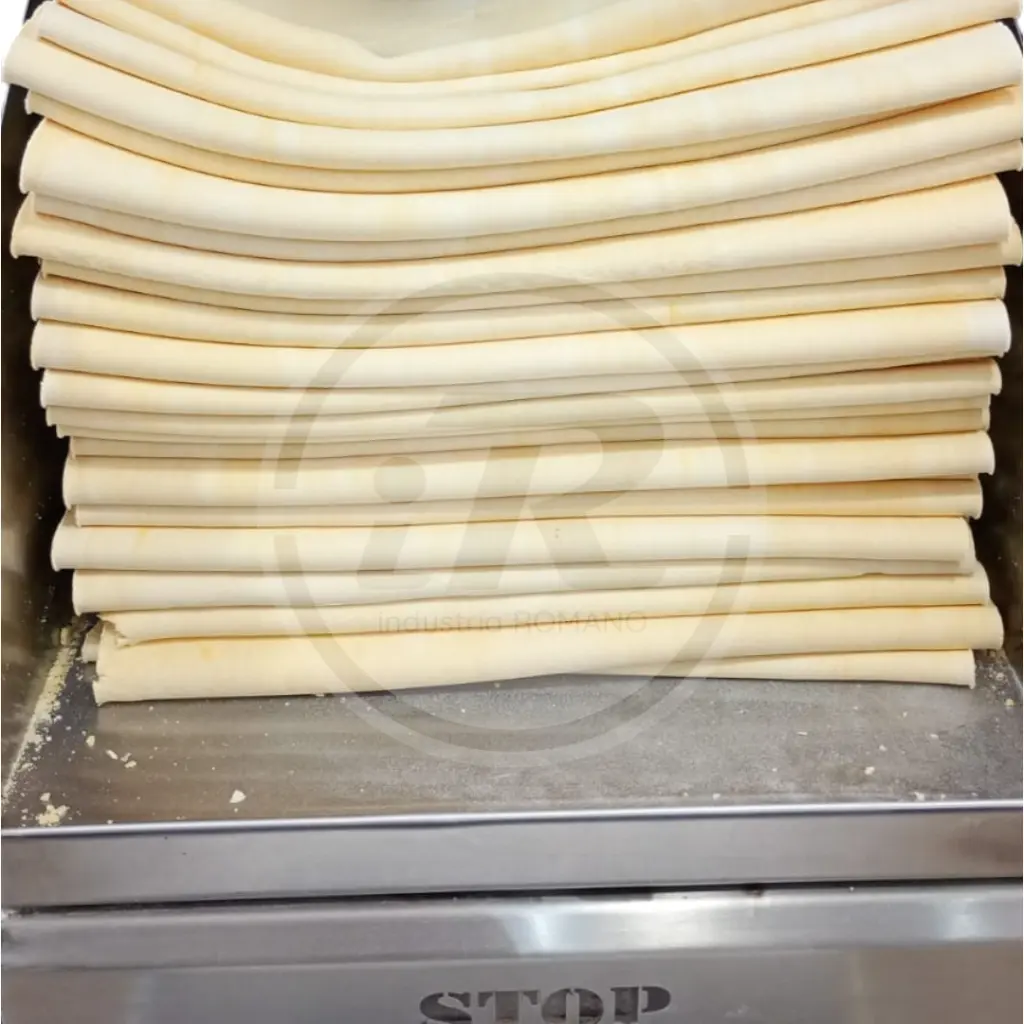 Pliegue de masa de tapas de empanadas en laminadora romano LAM410R - iR.webp