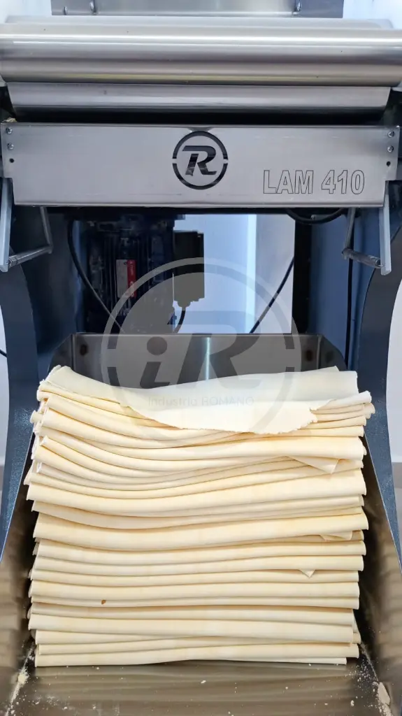 Pliegue de masa de tapas de empanadas en laminadora romano LAM410R - iR 2.webp